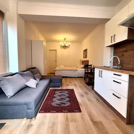 Kindstay Prague Airport - Terrace Tuchomerice