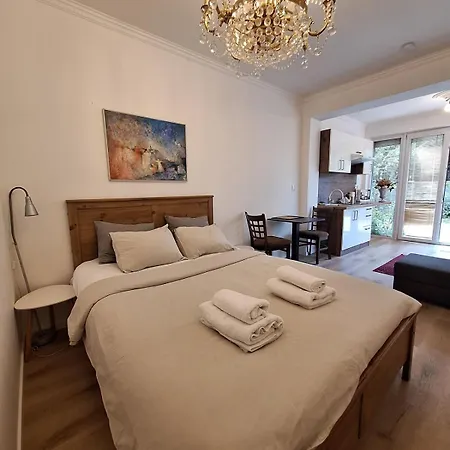 Terrace - Kindstay Prague Airport Apartman *